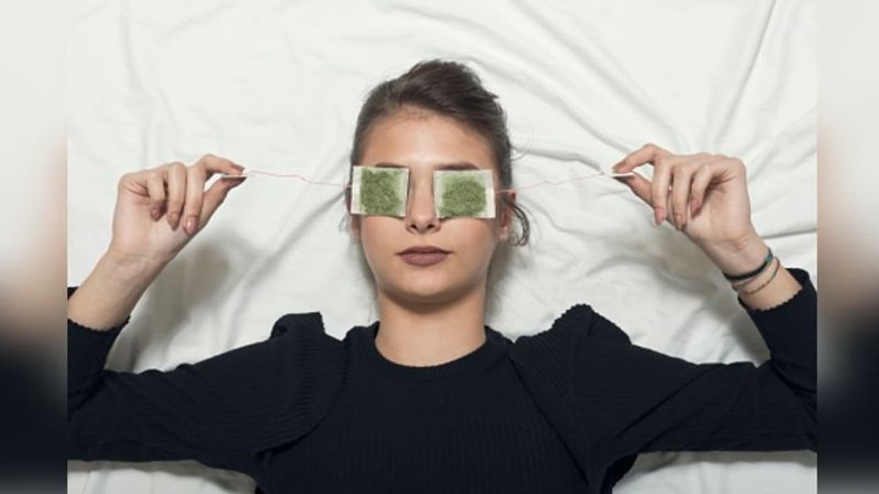 ঘরোয়া উপায়ে কীভাবে দূর করবেন চোখের নিচের কালি, রইল তার টিপস ঘরোয়া উপায়ে কীভাবে দূর করবেন চোখের নিচের কালি, রইল তার টিপস