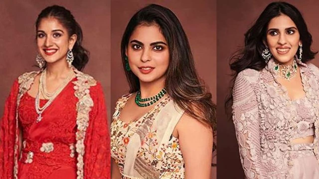 ഫാഷന് ലോകത്തിന്റെ കയ്യടി നേടി അംബാനി കുടുംബം ഫാഷന് ലോകത്തിന്റെ കയ്യടി നേടി അംബാനി കുടുംബം