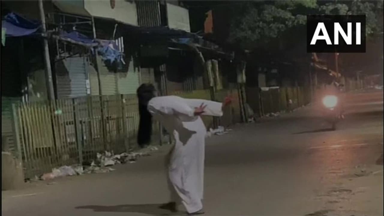 दिन ढलते ही बेंगलुरु की सड़कों पर आ जाते थे 'भूत', सभी को पुलिस ने कर लिया गिरफ्तार दिन ढलते ही बेंगलुरु की सड़कों पर आ जाते थे 'भूत', सभी को पुलिस ने कर लिया गिरफ्तार