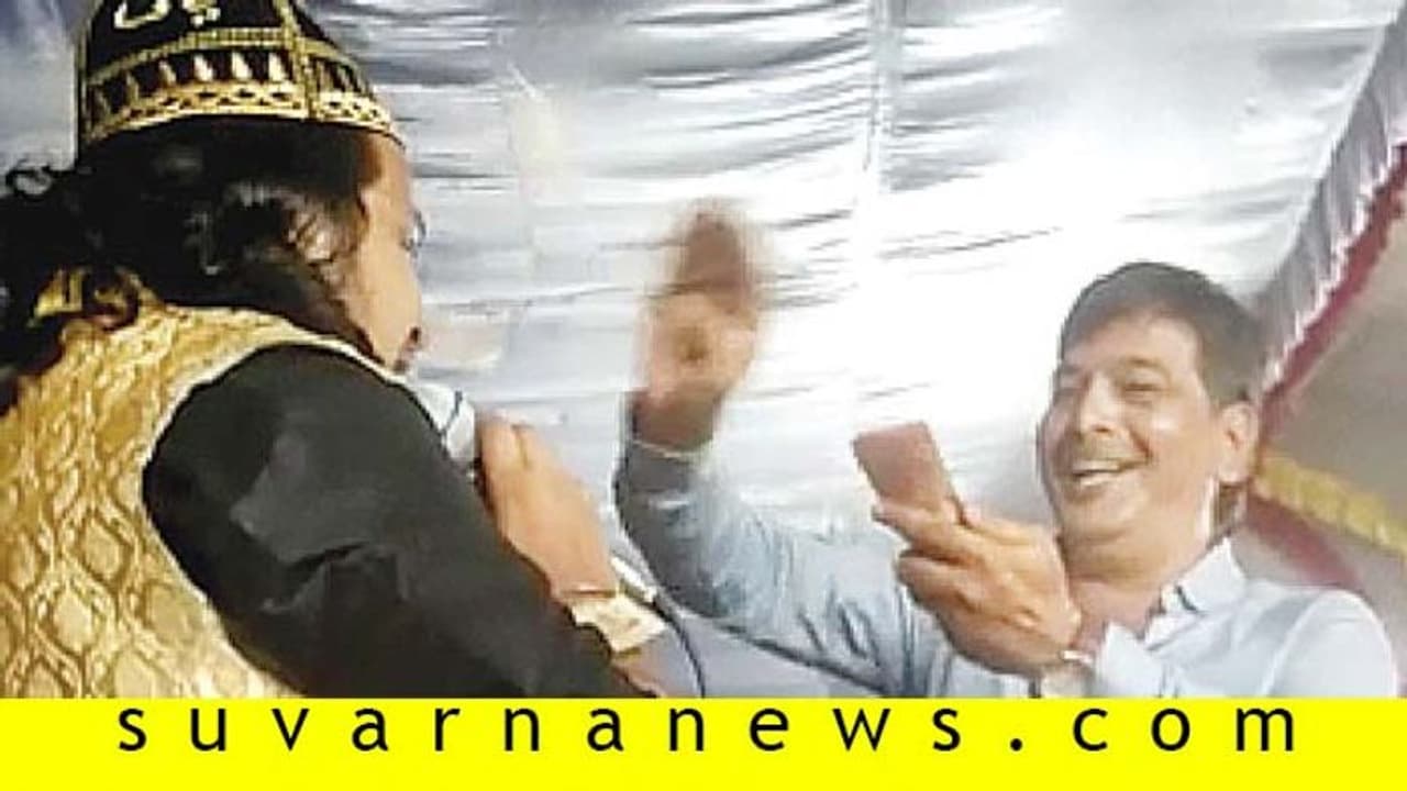 ಗಾಯಕನ ಮೇಲೆ ಕಾಂಗ್ರೆಸ್ ನಾಯಕನ ನೋಟಿನ ಸುರಿಮಳೆ ಗಾಯಕನ ಮೇಲೆ ಕಾಂಗ್ರೆಸ್ ನಾಯಕನ ನೋಟಿನ ಸುರಿಮಳೆ