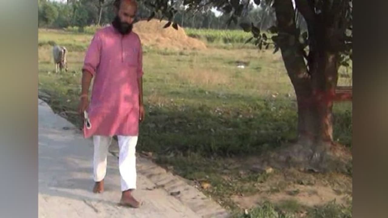 18 साल से अयोध्या में राम मंदिर को लेकर पकड़ रखी थी एक जिद, जानिए इस जुनूनी ब्रह्माचारी की कहानी 18 साल से अयोध्या में राम मंदिर को लेकर पकड़ रखी थी एक जिद, जानिए इस जुनूनी ब्रह्माचारी की कहानी
