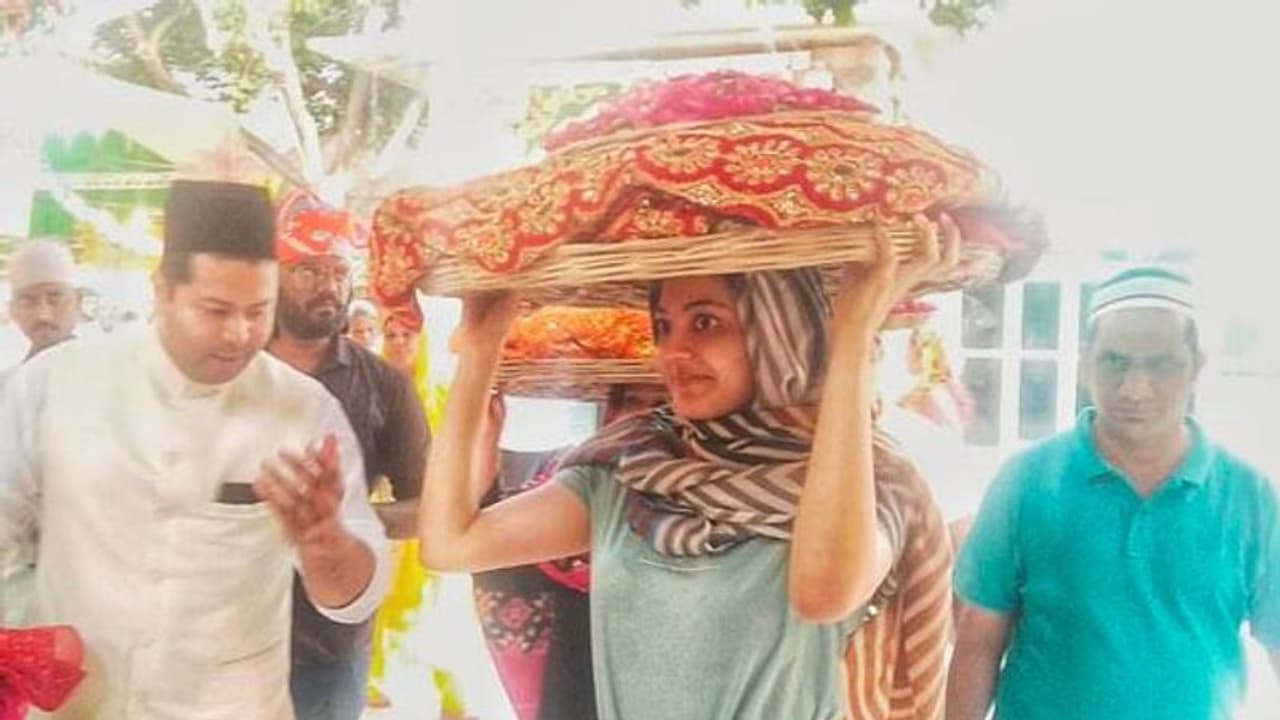 தலையில் கூடையை சுமந்து சென்று அஜ்மீர் தர்காவில் குடும்பத்தோடு சிறப்பு தொழுகை நடத்திய காஜல்..! ஏன் தெரியுமா? தலையில் கூடையை சுமந்து சென்று அஜ்மீர் தர்காவில் குடும்பத்தோடு சிறப்பு தொழுகை நடத்திய காஜல்..! ஏன் தெரியுமா?