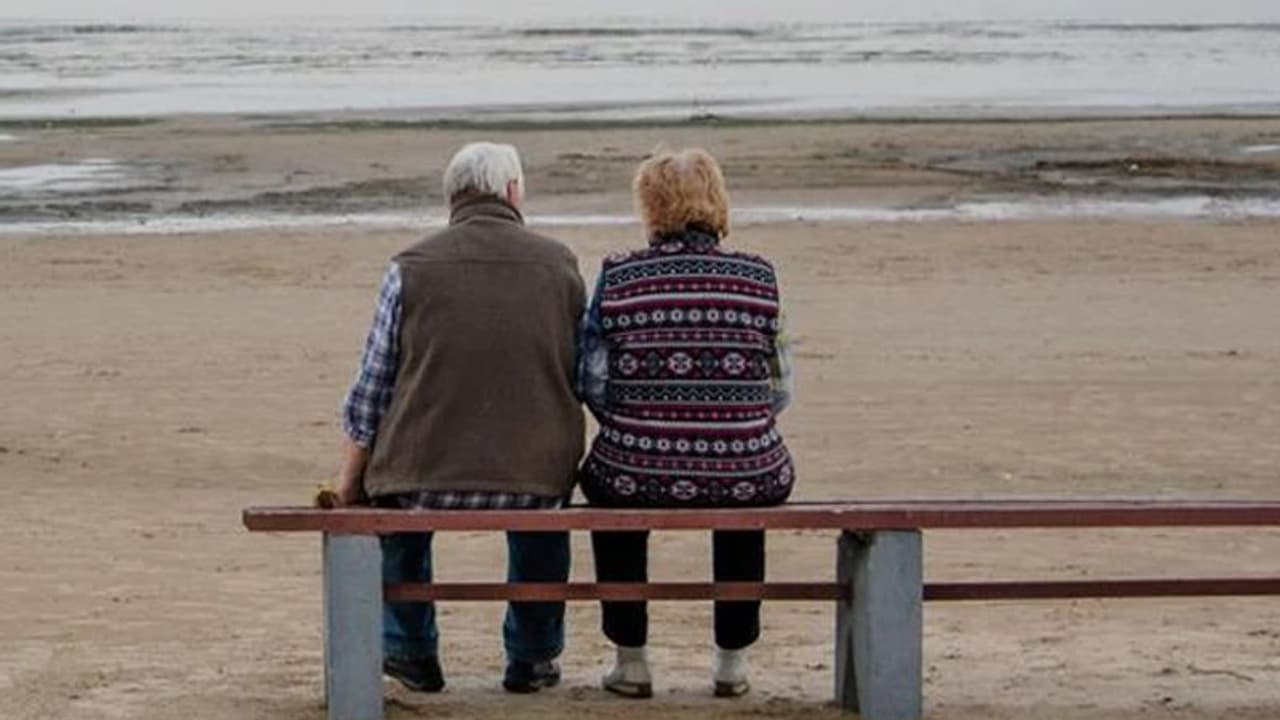 Grand Love: 104 साल के पति की मौत के 1 घंटे बाद महिला ने भी छोड़ दी दुनिया, दादी पुकारते रह गए पोते पोतियां Grand Love: 104 साल के पति की मौत के 1 घंटे बाद महिला ने भी छोड़ दी दुनिया, दादी पुकारते रह गए पोते पोतियां