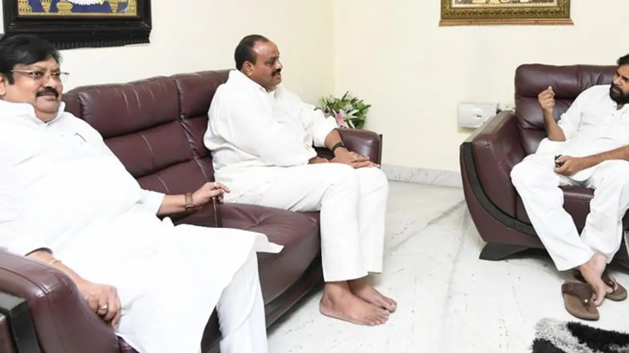 దోస్త్ మేరా దోస్త్: చంద్రబాబు దీక్షకు పవన్ మద్దతు, దీక్షకు జనసైనికులు దోస్త్ మేరా దోస్త్: చంద్రబాబు దీక్షకు పవన్ మద్దతు, దీక్షకు జనసైనికులు