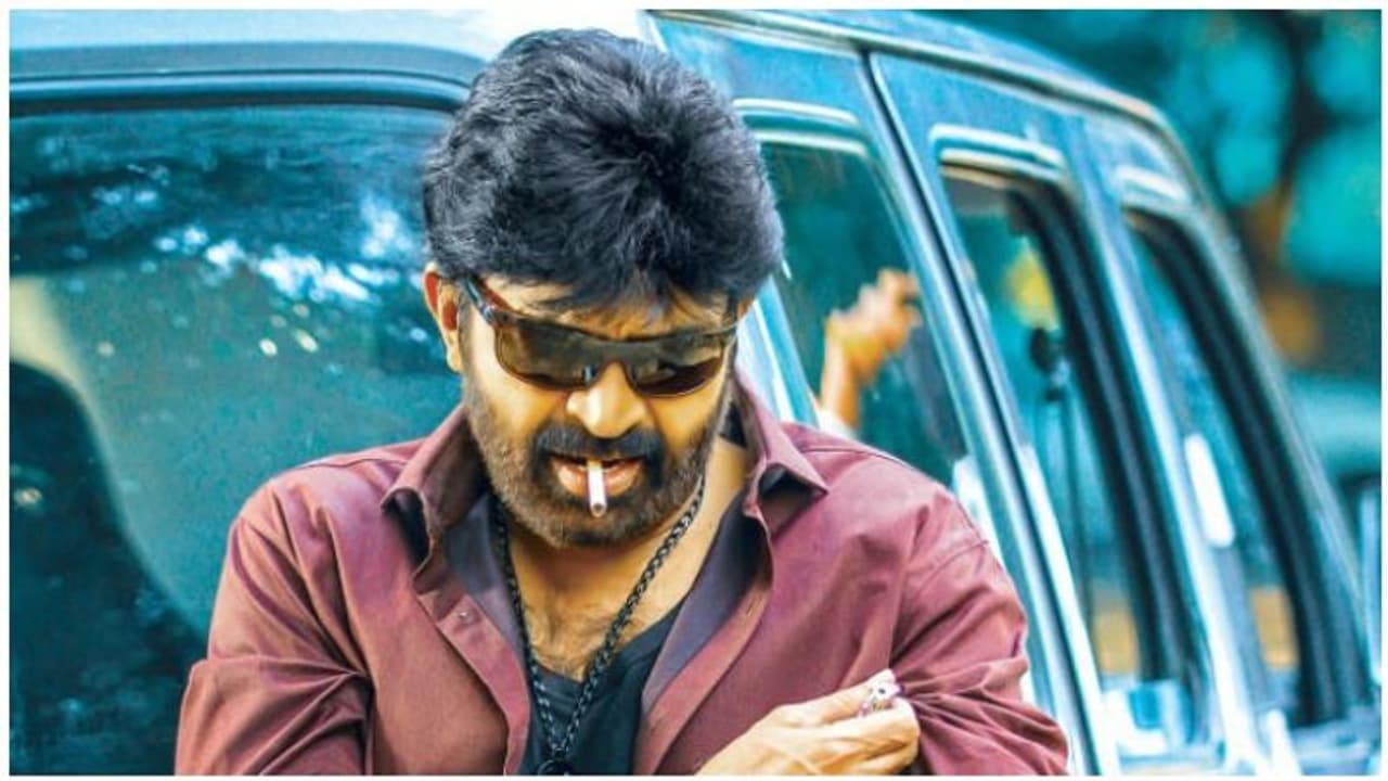 தலை குப்புற கவிழ்ந்த கார்...நூலிழையில் உயிர் தப்பிய நடிகர் டாக்டர் ராஜசேகர்... தலை குப்புற கவிழ்ந்த கார்...நூலிழையில் உயிர் தப்பிய நடிகர் டாக்டர் ராஜசேகர்...