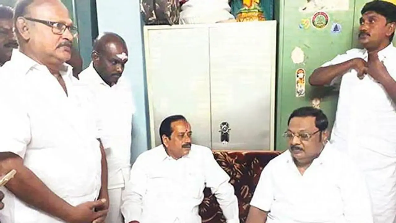 எச்.ராஜாவுடன் மு.க.அழகிரி திடீர் சந்திப்பு... தனியறையில் ரகசிய பேச்சு..! எச்.ராஜாவுடன் மு.க.அழகிரி திடீர் சந்திப்பு... தனியறையில் ரகசிய பேச்சு..!