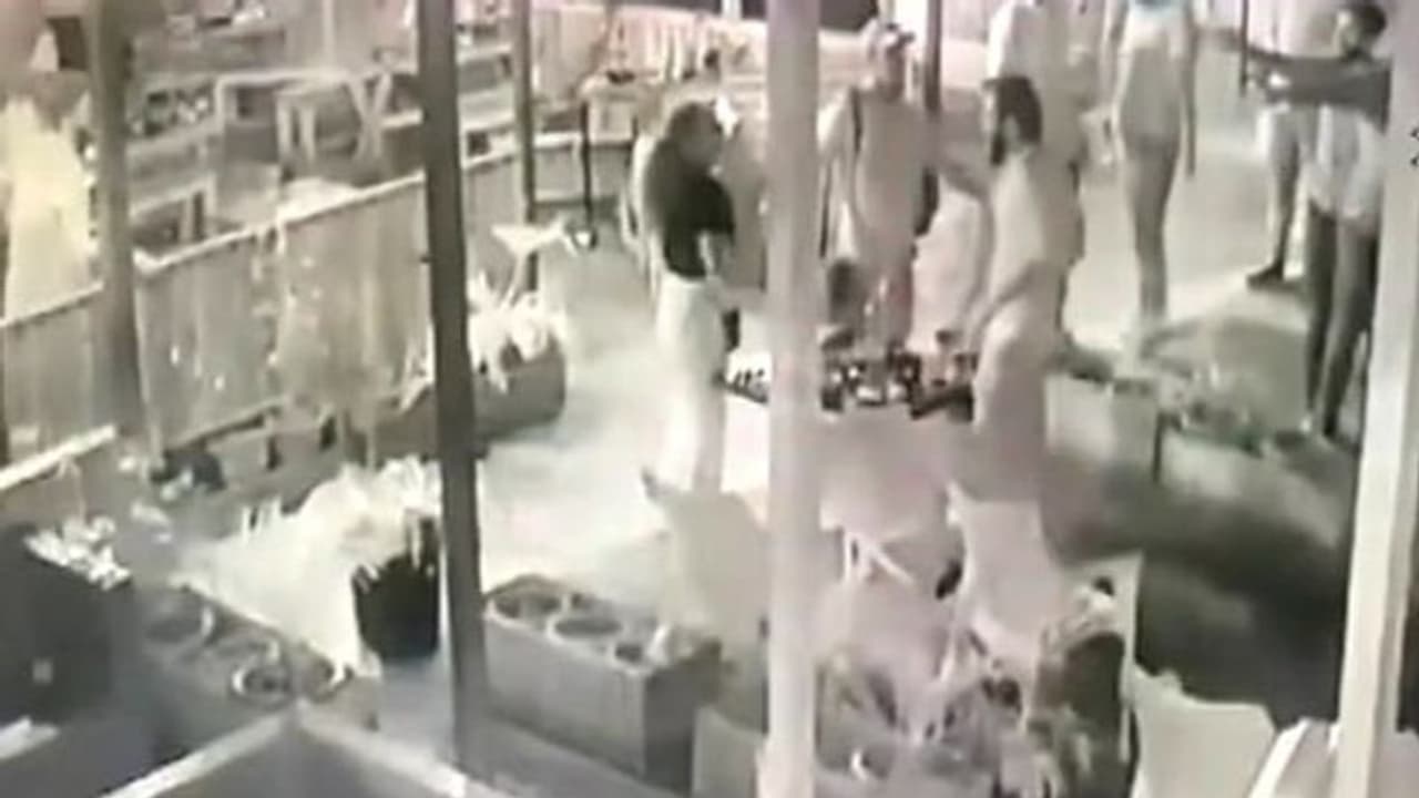 ഭാര്യയെ ശല്യം ചെയ്തത് ചോദ്യം ചെയ്ത ഭര്ത്താവിനെ മദ്യക്കുപ്പികൊണ്ട് തലക്കടിച്ച് ആറംഗ സംഘം ഭാര്യയെ ശല്യം ചെയ്തത് ചോദ്യം ചെയ്ത ഭര്ത്താവിനെ മദ്യക്കുപ്പികൊണ്ട് തലക്കടിച്ച് ആറംഗ സംഘം