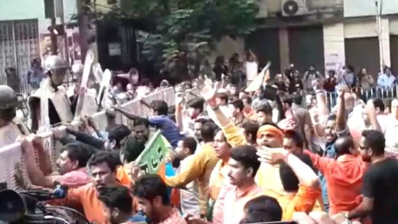 ডেঙ্গু নিয়ে বিজেপির মিছিলকে কেন্দ্র করে রণক্ষেত্র পুরসভা, চলল জলকামান ডেঙ্গু নিয়ে বিজেপির মিছিলকে কেন্দ্র করে রণক্ষেত্র পুরসভা, চলল জলকামান