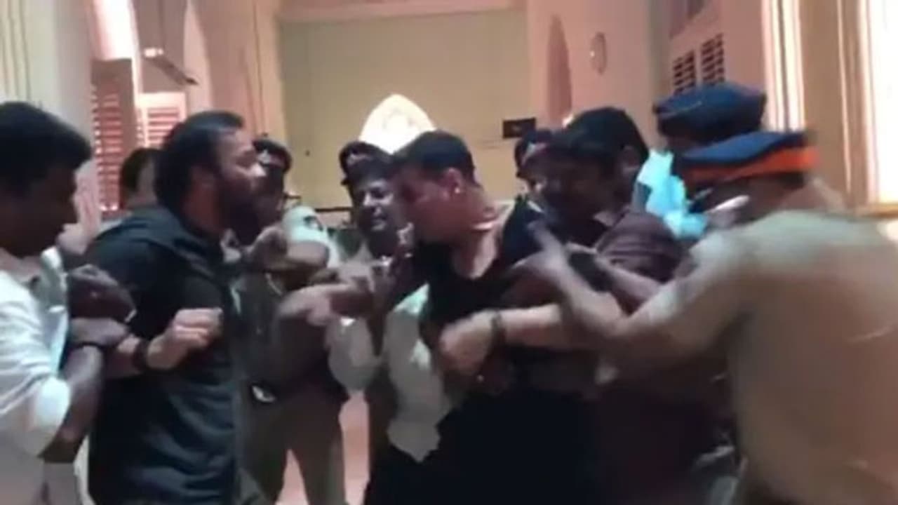 షూటింగ్ స్పాట్ లో కొట్టుకున్న స్టార్ హీరో, డైరెక్టర్.. వీడియో వైరల్! షూటింగ్ స్పాట్ లో కొట్టుకున్న స్టార్ హీరో, డైరెక్టర్.. వీడియో వైరల్!