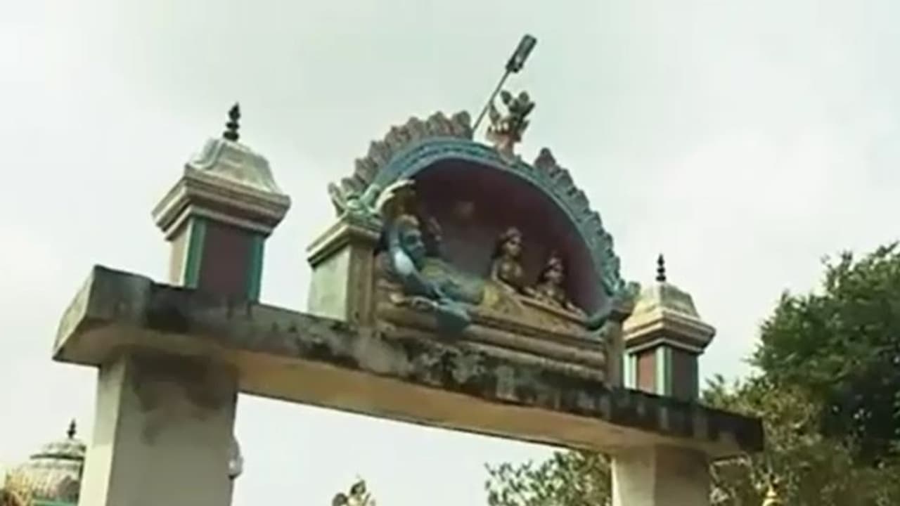 'அவங்க அந்த சாதி.. இந்த கோவிலில் கல்யாணம் பண்ண கூடாது'..! திருமணத்தின் போது சாதிச்சண்டையை கிளப்பிய கிராமத்தினர்..! 'அவங்க அந்த சாதி.. இந்த கோவிலில் கல்யாணம் பண்ண கூடாது'..! திருமணத்தின் போது சாதிச்சண்டையை கிளப்பிய கிராமத்தினர்..!