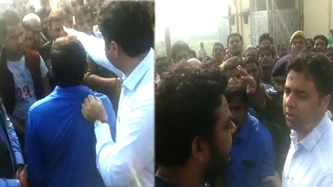 डीएम ने पकड़ा मृतक भाजपा नेता के भाई का कॉलर तो चली गई कलेक्टरी डीएम ने पकड़ा मृतक भाजपा नेता के भाई का कॉलर तो चली गई कलेक्टरी