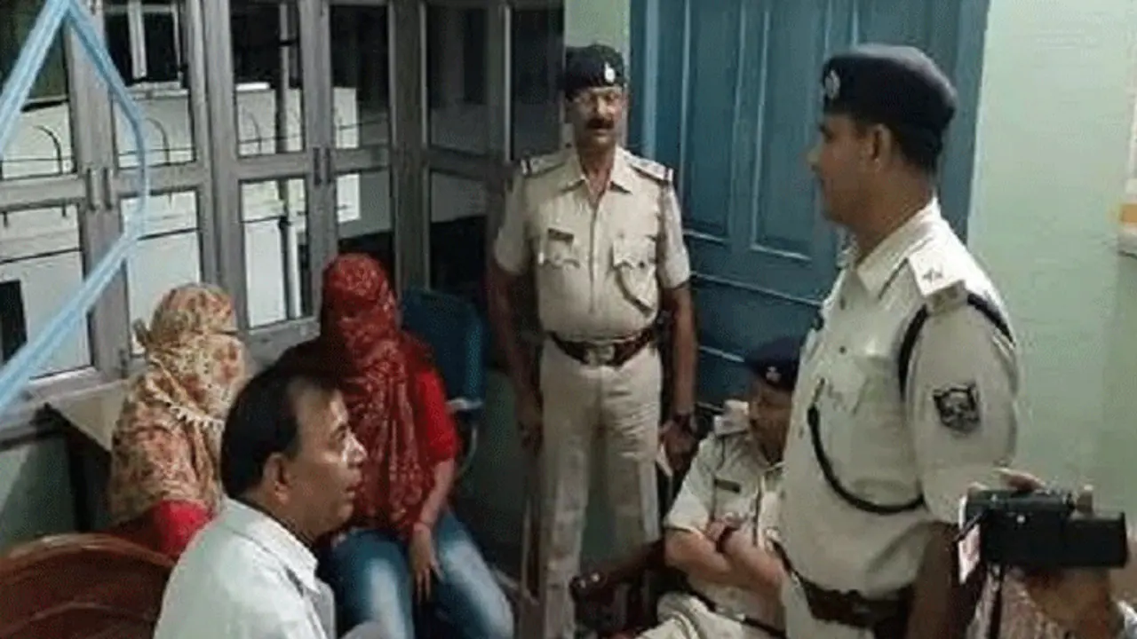 2 लड़कियों ने ऐसे रंगीन मिजाज के प्रोफेसर की डर्टी पिक्चर ला दी सामने, टीचर के नाम पर था हैवान 2 लड़कियों ने ऐसे रंगीन मिजाज के प्रोफेसर की डर्टी पिक्चर ला दी सामने, टीचर के नाम पर था हैवान