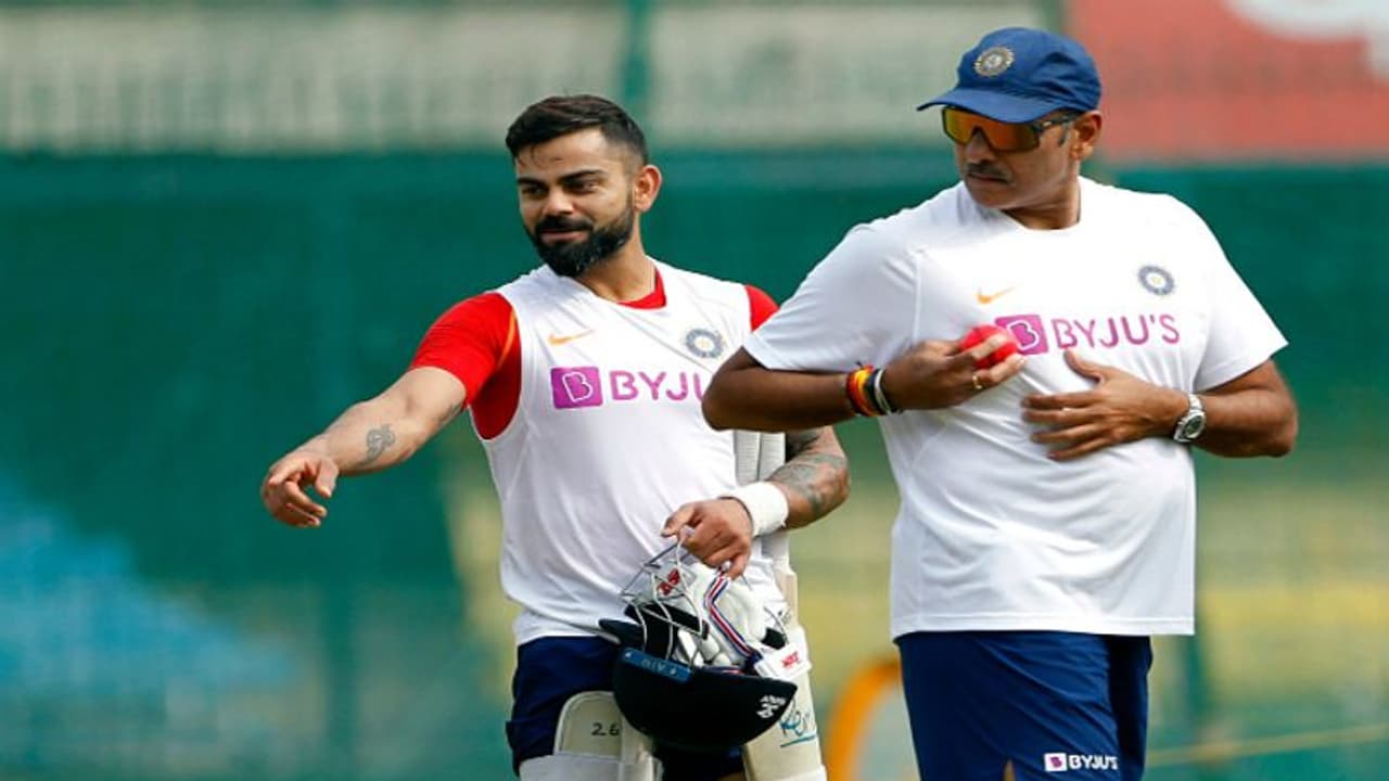 గంగూలీ ఎఫెక్ట్.. బద్ధకస్తుడి చేతిలో బాల్: రవిశాస్త్రిని ఆడుకుంటున్న నెటిజన్లు గంగూలీ ఎఫెక్ట్.. బద్ధకస్తుడి చేతిలో బాల్: రవిశాస్త్రిని ఆడుకుంటున్న నెటిజన్లు