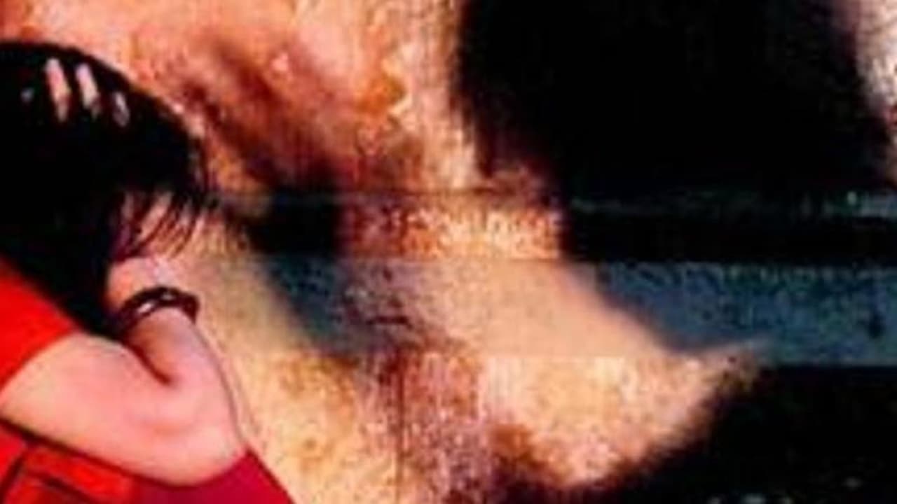 தனியாக இருந்த வீட்டிற்குள் அந்த கோலத்தில் இருந்த இரண்டு கல்லூரி மாணவிகள்..!! படிக்கச் சென்ற இடத்தில் இப்படியா..!!