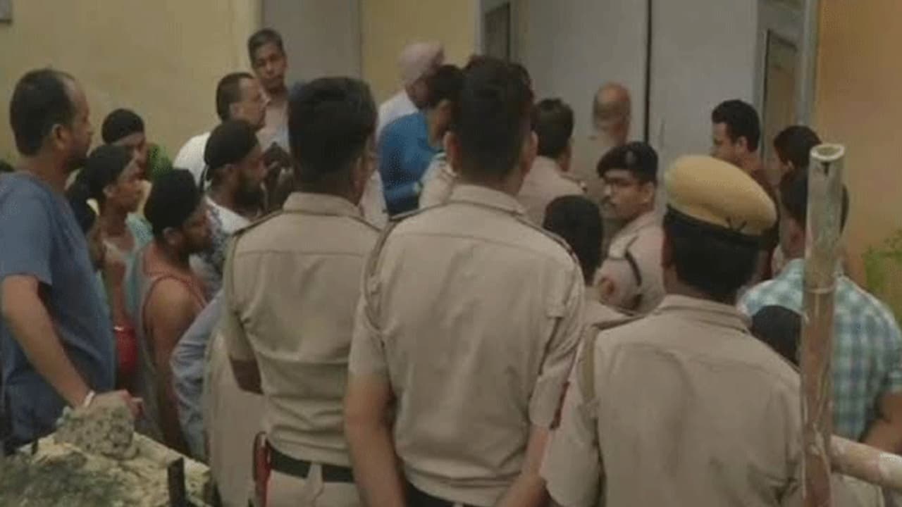 क्लास के अंदर घुसते ही चीखने लगे बच्चे, कोई बैग छोड़कर भागा तो कोई बिना जूते के.... क्लास के अंदर घुसते ही चीखने लगे बच्चे, कोई बैग छोड़कर भागा तो कोई बिना जूते के....