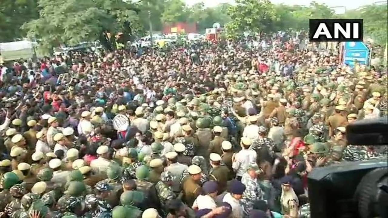 மாணவர்களின் போராட்டத்துக்கு பணிந்தது ஜேஎன்யூ !! கட்டண உயர்வு வாபஸ் !!