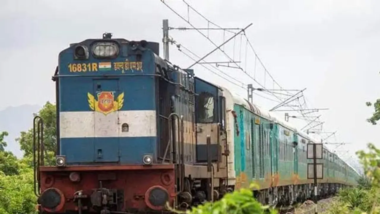 പയ്യോളിയില് അധ്യാപകന് ട്രെയിന് തട്ടി മരിച്ചു പയ്യോളിയില് അധ്യാപകന് ട്രെയിന് തട്ടി മരിച്ചു