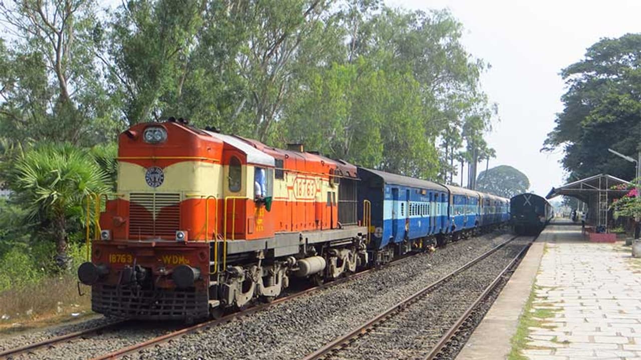 ವಿಜಯಪುರ ಯಶವಂತಪುರ ರೈಲಿಗೆ ಹೆಚ್ಚುವರಿ ಎರಡು ಬೋಗಿ ಅಳವಡಿಕೆ ವಿಜಯಪುರ ಯಶವಂತಪುರ ರೈಲಿಗೆ ಹೆಚ್ಚುವರಿ ಎರಡು ಬೋಗಿ ಅಳವಡಿಕೆ