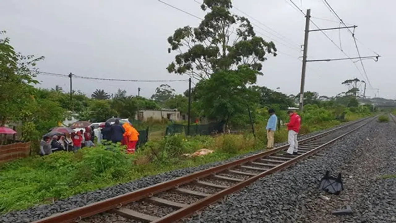 தண்டவாளத்தில் அமர்ந்து மது குடித்த மாணவர்கள் !! ரயில் மோதியதில் 4 பேர் பரிதாப பலி !!