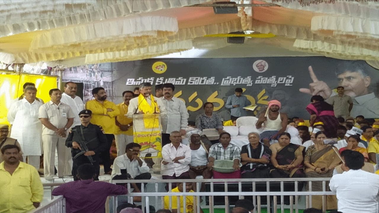 వైసీపీ ప్రభుత్వం ఇసుకను కూడా కబ్జా చేస్తోంది.. దీక్షలో చంద్రబాబు వైసీపీ ప్రభుత్వం ఇసుకను కూడా కబ్జా చేస్తోంది.. దీక్షలో చంద్రబాబు