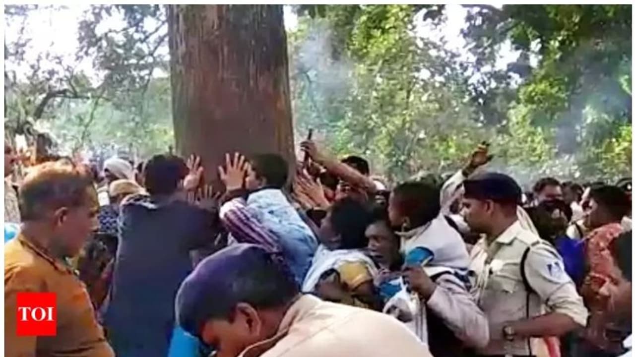 മഹുവാ വൃക്ഷത്തെ തൊടാൻ സമ്മതിച്ചില്ല; ഗ്രാമീണരുടെ ആക്രമണത്തിൽ 11 പൊലീസുകാർക്ക് പരിക്ക് മഹുവാ വൃക്ഷത്തെ തൊടാൻ സമ്മതിച്ചില്ല; ഗ്രാമീണരുടെ ആക്രമണത്തിൽ 11 പൊലീസുകാർക്ക് പരിക്ക്