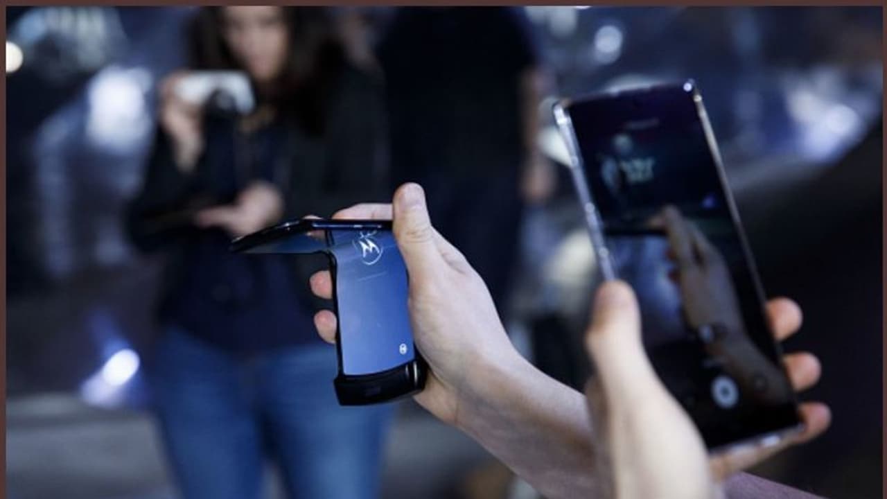 മോട്ടോറോളയുടെ റേസര് ഇന്ത്യയിലേക്ക് എത്തുന്നു; വിവരങ്ങളും പ്രത്യേകതകളും ഇങ്ങനെ മോട്ടോറോളയുടെ റേസര് ഇന്ത്യയിലേക്ക് എത്തുന്നു; വിവരങ്ങളും പ്രത്യേകതകളും ഇങ്ങനെ