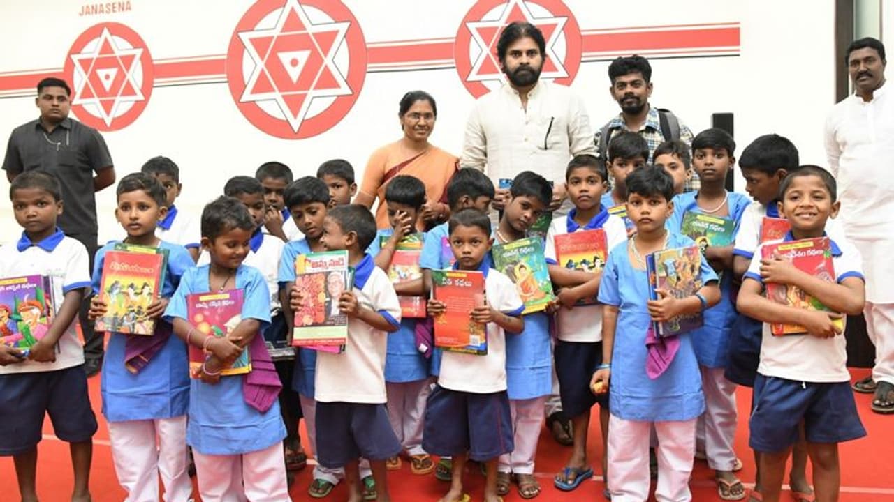 జగన్ రెడ్డి అంటే తప్పేమిటి, నాకే కులం అంటగడుతారా: పవన్ కల్యాణ్ సీరియస్ కామెంట్స్ జగన్ రెడ్డి అంటే తప్పేమిటి, నాకే కులం అంటగడుతారా: పవన్ కల్యాణ్ సీరియస్ కామెంట్స్