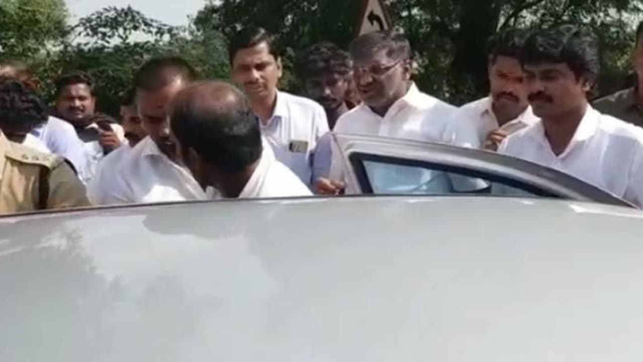 விபத்தில் சிக்கியவரை மீட்ட அமைச்சர் வீரமணி..! உடனடி சிகிச்சைக்கு ஏற்பாடு..! விபத்தில் சிக்கியவரை மீட்ட அமைச்சர் வீரமணி..! உடனடி சிகிச்சைக்கு ஏற்பாடு..!