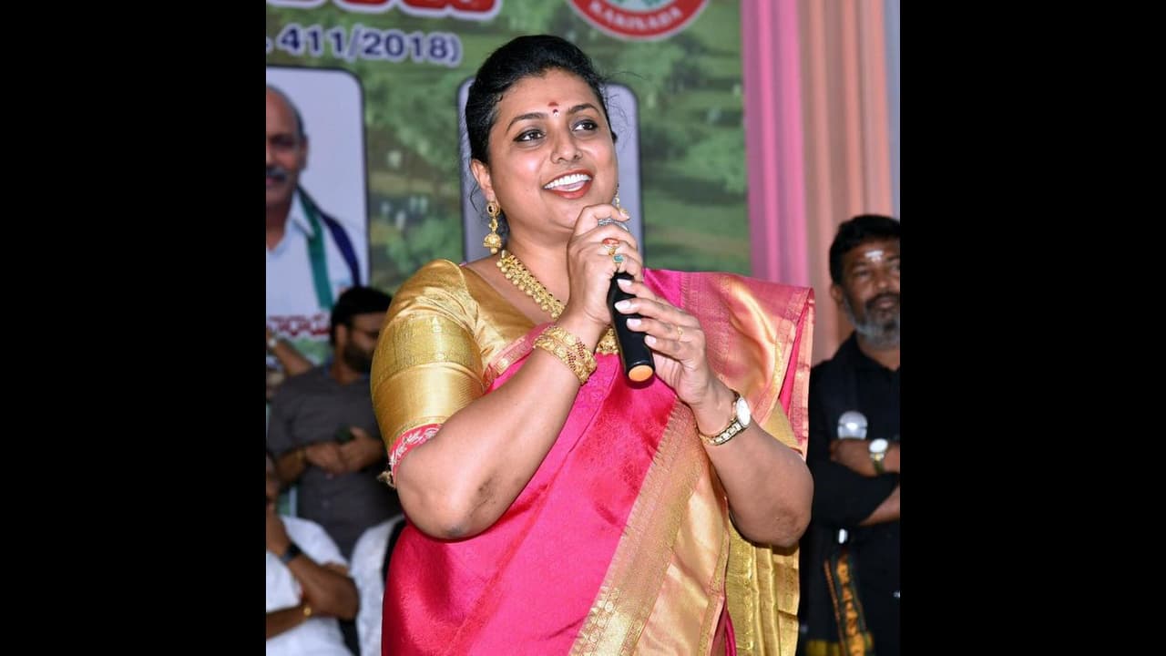 రోజా సంచలన వ్యాఖ్యలు.. ఆయన ఆ భయంతోనే వాళ్ళ కాళ్లు పట్టుకుని బీజేపీలో చేరాడు రోజా సంచలన వ్యాఖ్యలు.. ఆయన ఆ భయంతోనే వాళ్ళ కాళ్లు పట్టుకుని బీజేపీలో చేరాడు