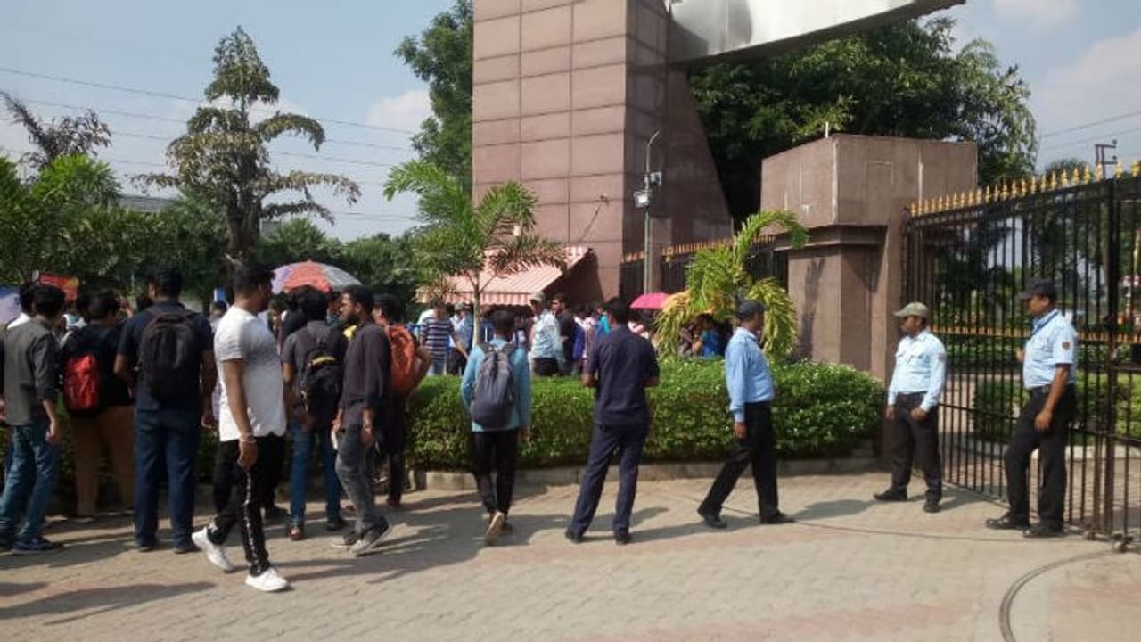 পড়ুয়াকে মার খোদ উপাচার্যের, বিক্ষোভে উত্তাল অ্যাডামাস বিশ্ববিদ্যালয় পড়ুয়াকে মার খোদ উপাচার্যের, বিক্ষোভে উত্তাল অ্যাডামাস বিশ্ববিদ্যালয়