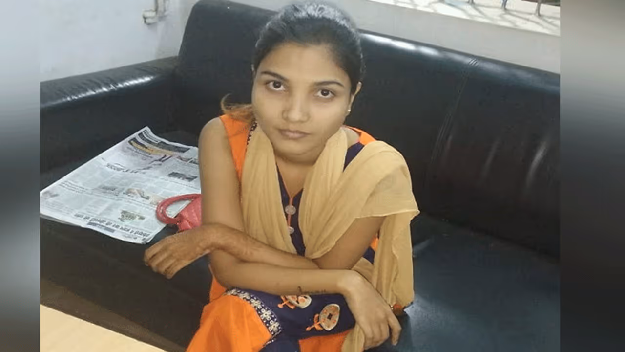 पुलिस की आंखों में धूल झोंक कर रात साढ़े 3 बजे अंजाम दे गई ये महिला, देखती रह गईं लेडी कांस्टेबल पुलिस की आंखों में धूल झोंक कर रात साढ़े 3 बजे अंजाम दे गई ये महिला, देखती रह गईं लेडी कांस्टेबल