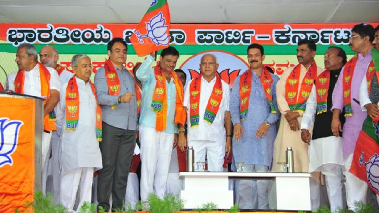 कर्नाटक में 16 बागी विधायक भाजपा में शामिल, 4 घंटे बाद ही 13 को विधानसभा उपचुनाव का टिकट मिला कर्नाटक में 16 बागी विधायक भाजपा में शामिल, 4 घंटे बाद ही 13 को विधानसभा उपचुनाव का टिकट मिला