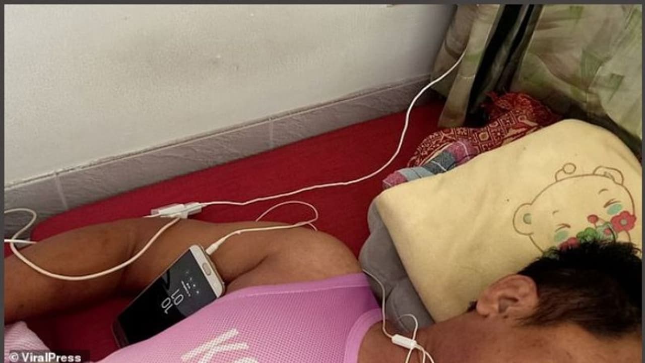 ചാര്ജ് ചെയ്യുന്ന ഫോണില് ഇയര്ഫോണ് ഘടിപ്പിച്ച് ഫുട്ബോള് മത്സരം കണ്ടിരുന്നു; 40കാരന് ഷോക്കേറ്റ് മരിച്ചു ചാര്ജ് ചെയ്യുന്ന ഫോണില് ഇയര്ഫോണ് ഘടിപ്പിച്ച് ഫുട്ബോള് മത്സരം കണ്ടിരുന്നു; 40കാരന് ഷോക്കേറ്റ് മരിച്ചു