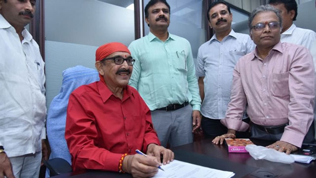 ఏపీ ఎఫ్డీసీ ఛైర్మెన్గా బాధ్యతలు స్వీకరిస్తున్న విజయ్ చందర్! ఏపీ ఎఫ్డీసీ ఛైర్మెన్గా బాధ్యతలు స్వీకరిస్తున్న విజయ్ చందర్!