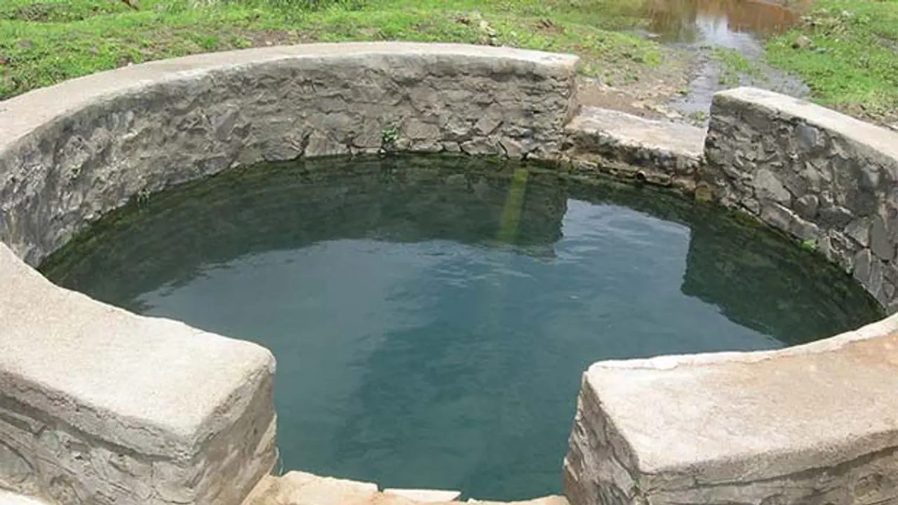 ವಿಜಯಪುರ: ಕಾಲು ಜಾರಿ ಬಾವಿಗೆ ಬಿದ್ದು ತಾಯಿ ಮಗು ದುರ್ಮರಣ ವಿಜಯಪುರ: ಕಾಲು ಜಾರಿ ಬಾವಿಗೆ ಬಿದ್ದು ತಾಯಿ ಮಗು ದುರ್ಮರಣ