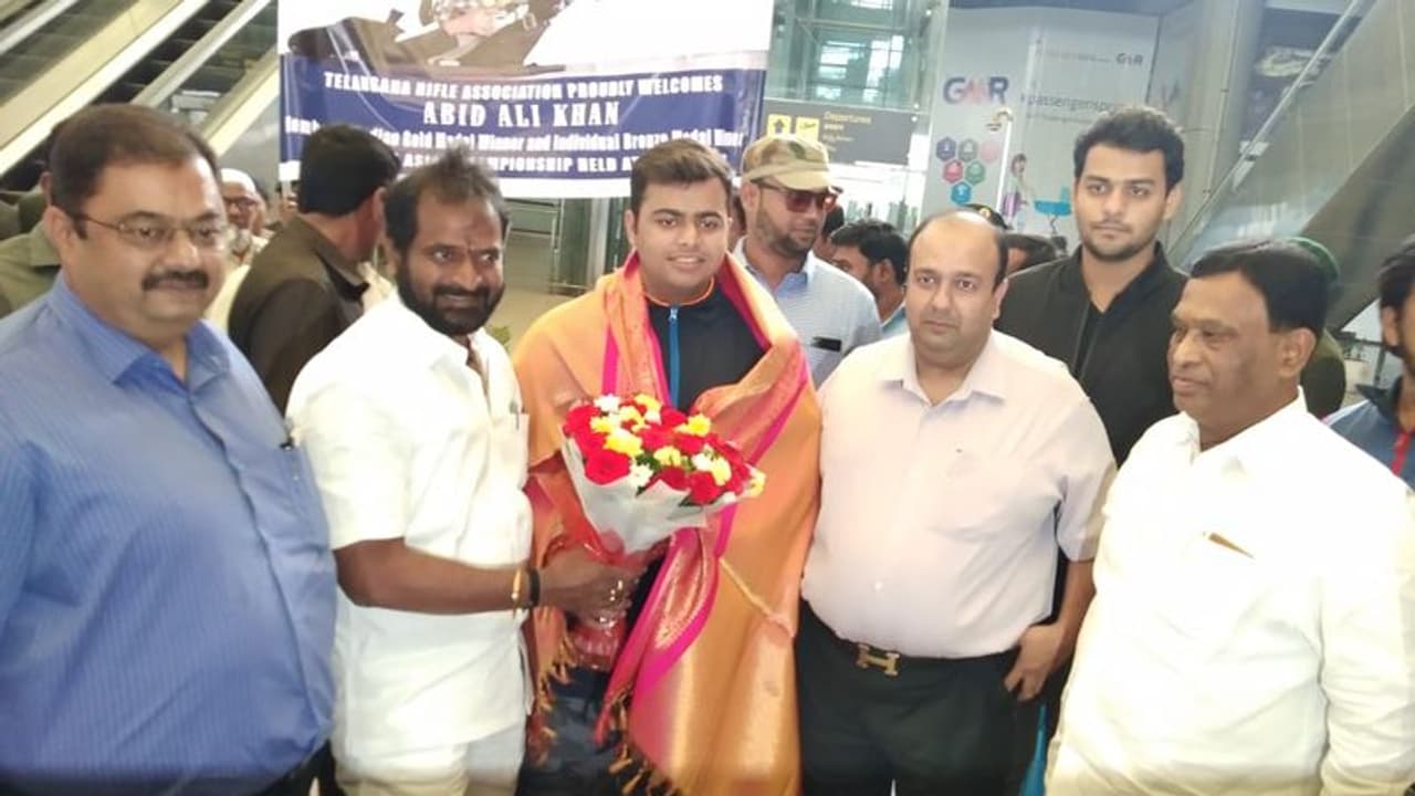 షూటర్ అబిద్ అలీఖాన్ కు స్వాగతం పలికిన మంత్రి శ్రీనివాస్ గౌడ్ షూటర్ అబిద్ అలీఖాన్ కు స్వాగతం పలికిన మంత్రి శ్రీనివాస్ గౌడ్