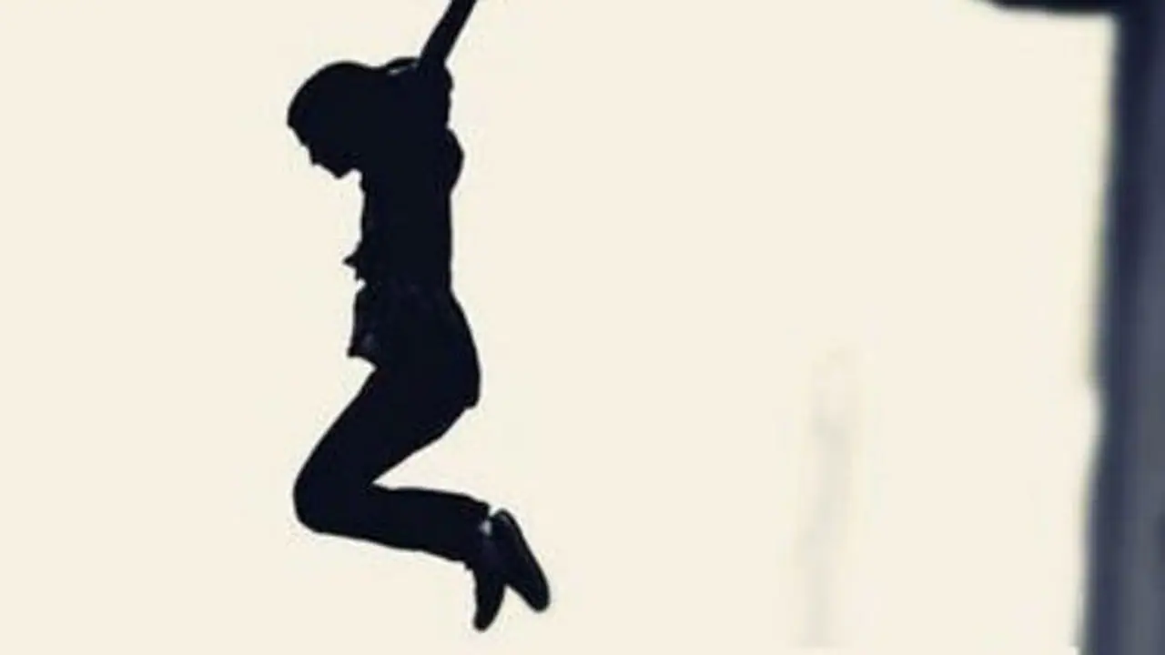 தனியார் கல்லூரியில் பயங்கரம்... 2 வது மாடியில் இருந்து குதித்து மாணவி தற்கொலை..!