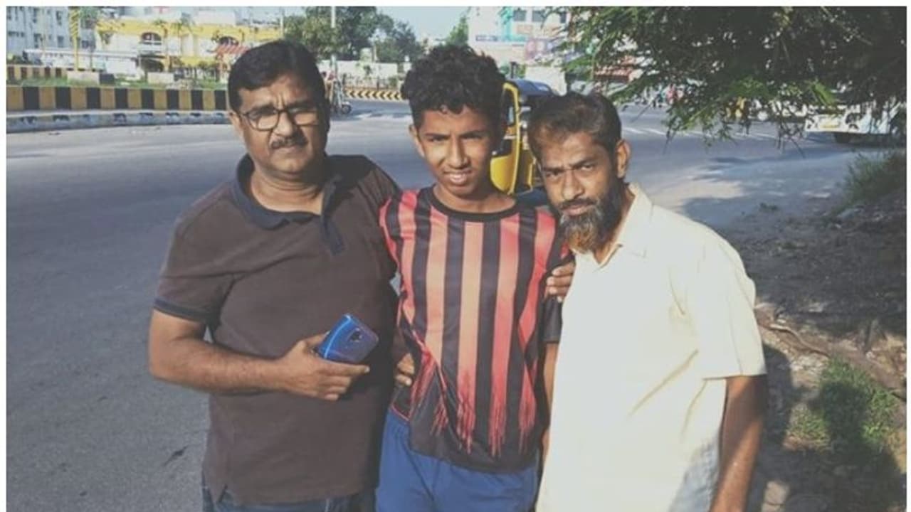 ഫുട്ബോൾ കമ്പം മൂത്ത് മലയാളിയായ 14 കാരന് നാടുവിട്ടു; പാനിപൂരി വില്പനയും ഫുട്ബാളുമായി 46 ദിവസം, ഒടുവില് പൊലീസ് കണ്ടെത്തി ഫുട്ബോൾ കമ്പം മൂത്ത് മലയാളിയായ 14 കാരന് നാടുവിട്ടു; പാനിപൂരി വില്പനയും ഫുട്ബാളുമായി 46 ദിവസം, ഒടുവില് പൊലീസ് കണ്ടെത്തി