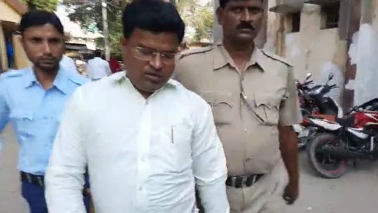 ভালোবাসার বিয়ে, স্ত্রীকে খুন করে দেহ ১২ টুকরো করল শিক্ষক ভালোবাসার বিয়ে, স্ত্রীকে খুন করে দেহ ১২ টুকরো করল শিক্ষক