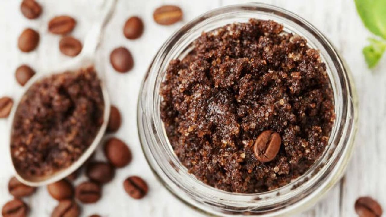 മുഖം വെട്ടിത്തിളങ്ങാന്‍ 'കോഫി സ്‌ക്രബ്'; വീട്ടിലുണ്ടാക്കാം 'ഈസി'യായി...