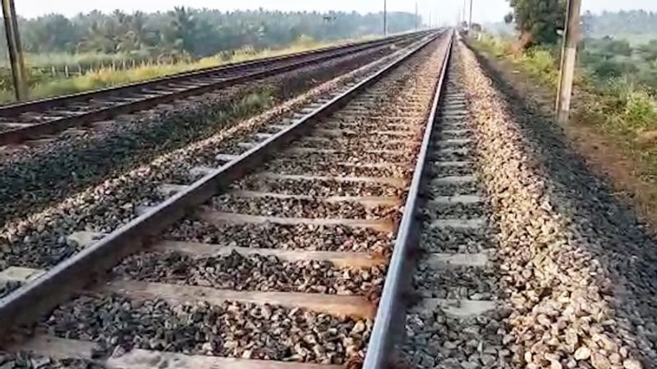 அதிகாலையில் நிகழ்ந்த சோகம்..! ஒரே குடும்பத்தைச் சேர்ந்த 4 பேர் ரயில்முன் பாய்ந்து தற்கொலை..!