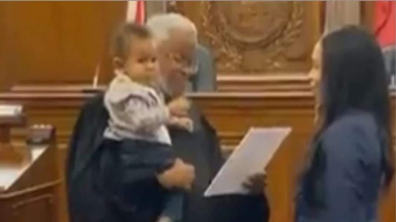 ವಕೀಲೆಯಾಗಿ ತಾಯಿ ಪ್ರಮಾಣವಚನ: ಜಡ್ಜ್ ಮಡಿಲಲ್ಲಿ ಕಂದ ಆರಾಮ! ವಕೀಲೆಯಾಗಿ ತಾಯಿ ಪ್ರಮಾಣವಚನ: ಜಡ್ಜ್ ಮಡಿಲಲ್ಲಿ ಕಂದ ಆರಾಮ!