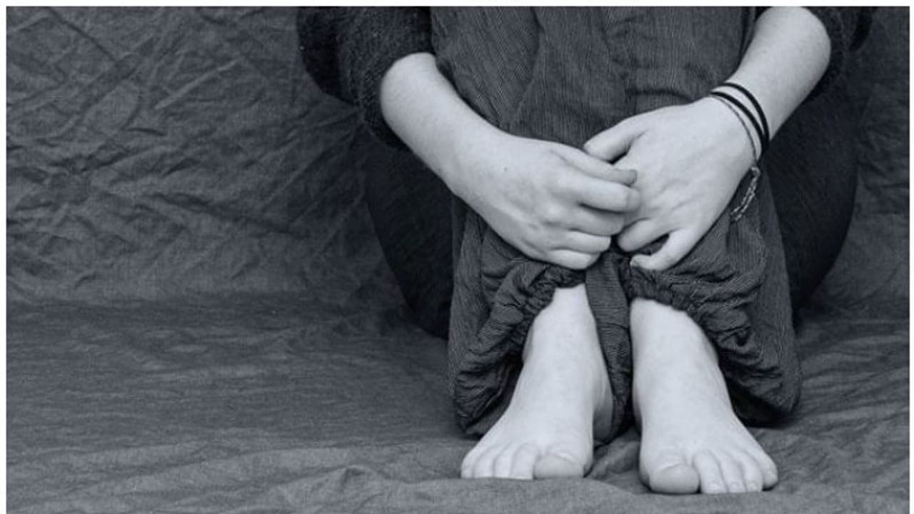 ప్రేమ పేరిట వల... పెళ్లి పేరుతో మోసం.. ఇంటర్ బాలికను రూమ్ కి తీసుకెళ్లి...