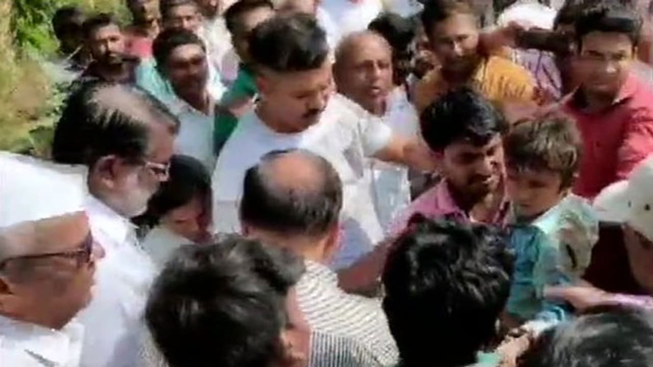 300 அடி ஆழ்துளைக் கிணற்றுக்குள் விழுந்த சிறுவன் … பத்திரமாக மீட்பு !! தொடரும் அவலம் !! 300 அடி ஆழ்துளைக் கிணற்றுக்குள் விழுந்த சிறுவன் … பத்திரமாக மீட்பு !! தொடரும் அவலம் !!