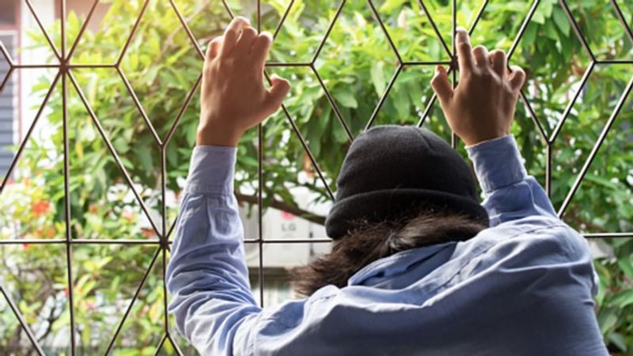 কথা বলতে না পারায় শিকলেই বাঁধা শৈশব, মুক্তি দিলেন দেবদূতের মতো এক সরকারি আধিকারিক কথা বলতে না পারায় শিকলেই বাঁধা শৈশব, মুক্তি দিলেন দেবদূতের মতো এক সরকারি আধিকারিক