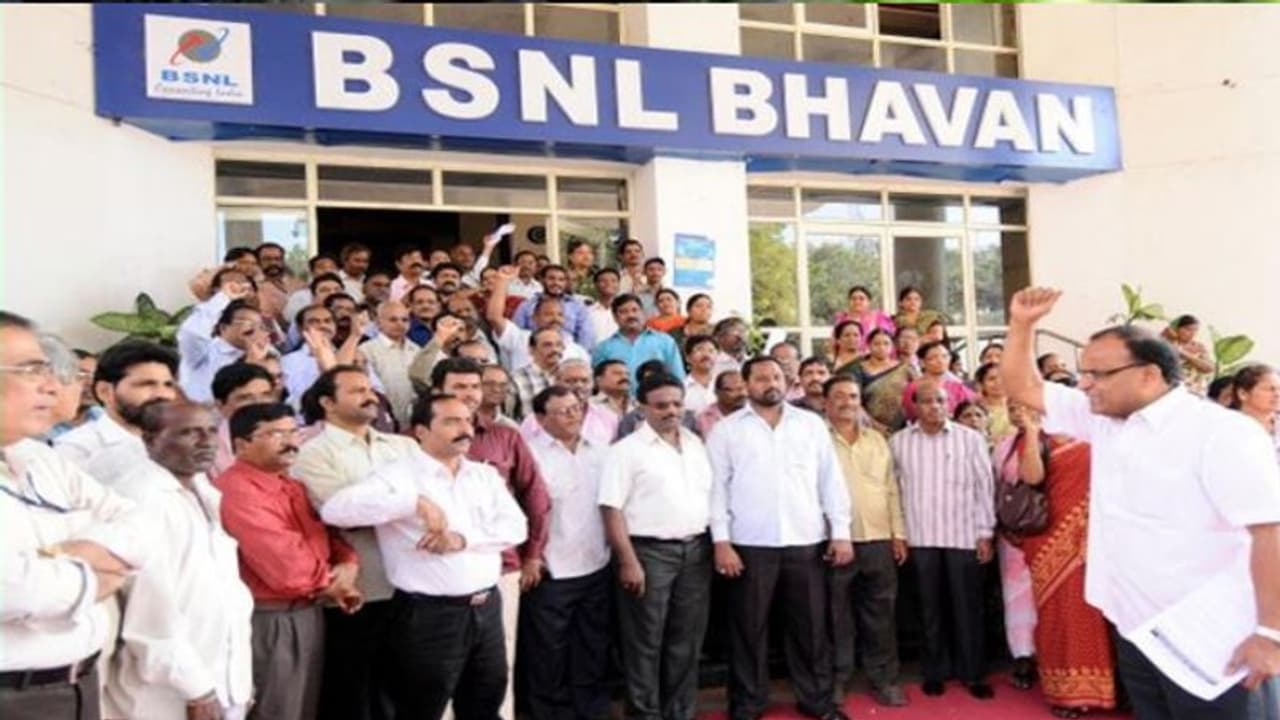 BSNL के 75,000 कर्मचारियों ने छोड़ी नौकरी BSNL के 75,000 कर्मचारियों ने छोड़ी नौकरी