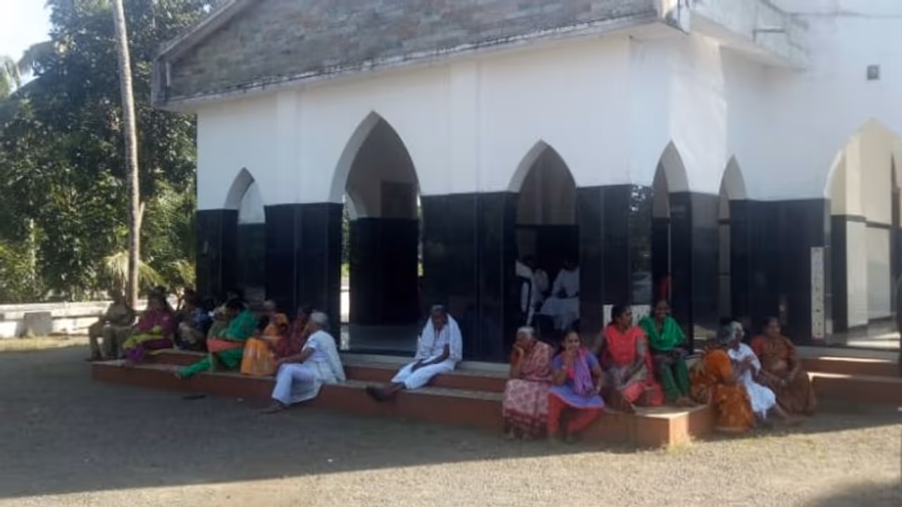 എറണാകുളം വെട്ടിത്തറ മിഖായേൽ പള്ളിയിൽ പ്രവേശിക്കാൻ ഓർത്തഡോക്സ് വിഭാഗം എത്തി, പിന്നെ മടങ്ങി എറണാകുളം വെട്ടിത്തറ മിഖായേൽ പള്ളിയിൽ പ്രവേശിക്കാൻ ഓർത്തഡോക്സ് വിഭാഗം എത്തി, പിന്നെ മടങ്ങി