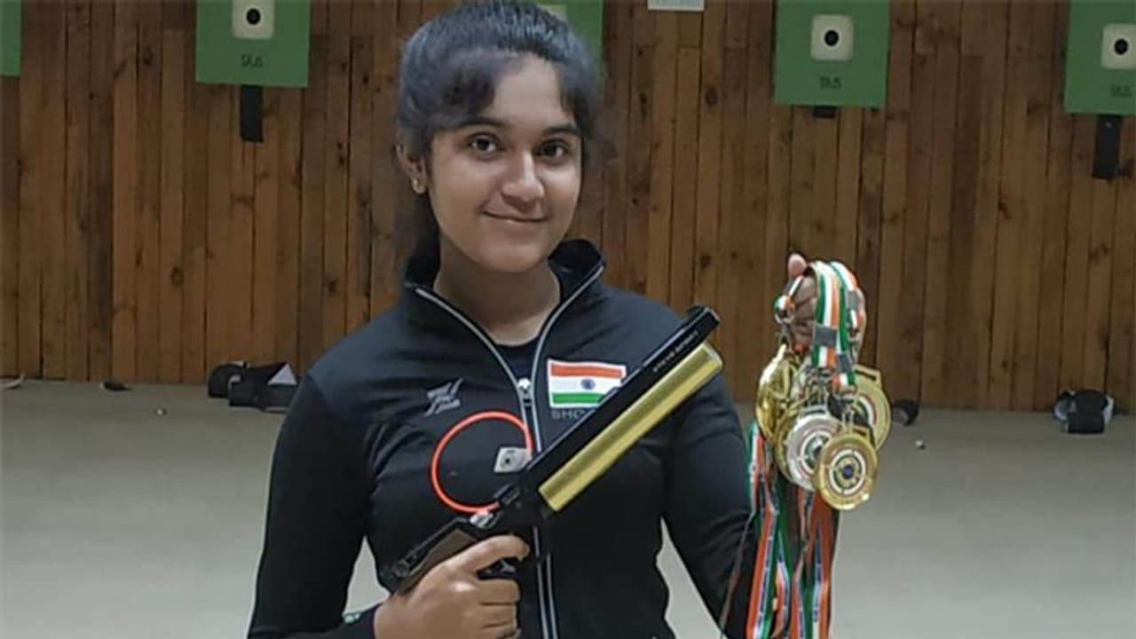 पढ़ाई में इतिहास से डरने वाली तेलंगाना की यह बेटी अब खुद रच रही इतिहास, शूटिंग में तीन गोल्ड मेडल पर जमाया कब्जा पढ़ाई में इतिहास से डरने वाली तेलंगाना की यह बेटी अब खुद रच रही इतिहास, शूटिंग में तीन गोल्ड मेडल पर जमाया कब्जा