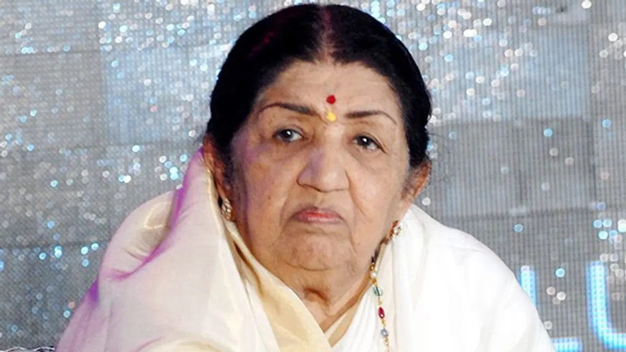 করোনা আতঙ্কে হাতে উঠল বন্দুক, মূহূর্তে ভাইরাল লতা মঙ্গেশকরের এই ছবি