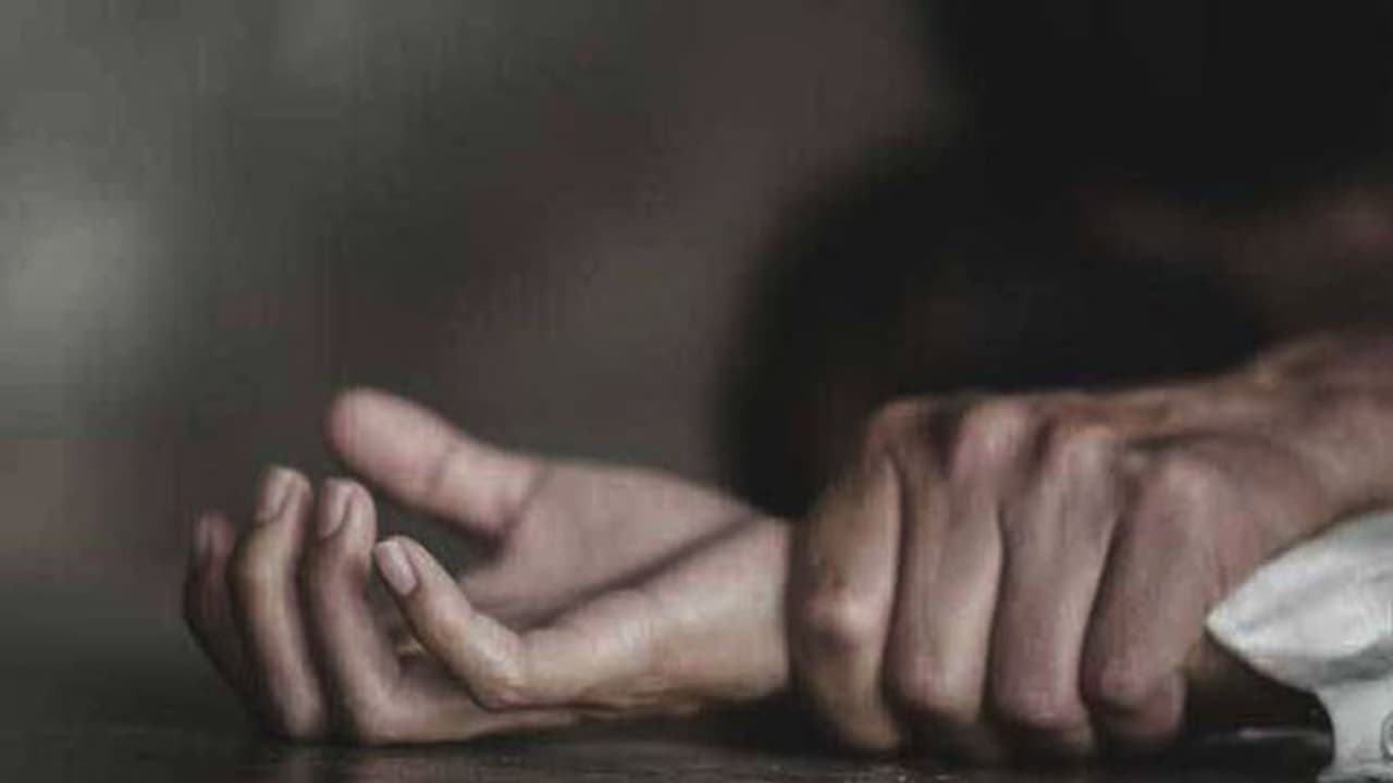 बेरोजगार लड़की को नौकरी के बहाने से बुलाया, 6 लोगों ने किया गैंगरेप बेरोजगार लड़की को नौकरी के बहाने से बुलाया, 6 लोगों ने किया गैंगरेप